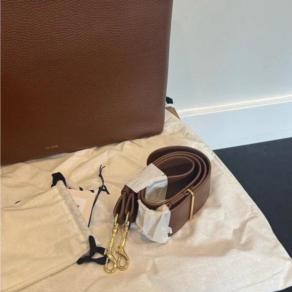 Cuyana “System” Zipper Tote, Dark Chestnut Tote (16 inch) with Shoulder Strap - Picture 4 of 10